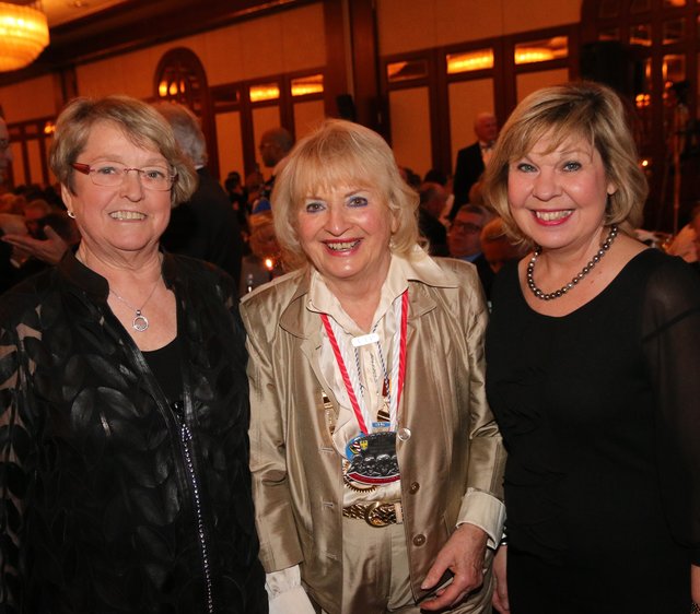 Marga Beckstein (l.) und Ministerehefrau Gerswid Herrmann (r.) mit Mizzi Wöhrl. | Foto: © John R. Braun