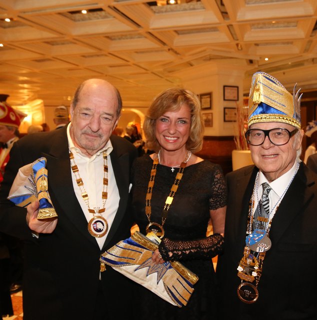 Komponist Ralph Siegel (l.) und Erdinger Bräu-Inhaber Werner Brombach mit Dagmar Wöhrl, Bundestagsabgeordnete. | Foto: © John R. Braun