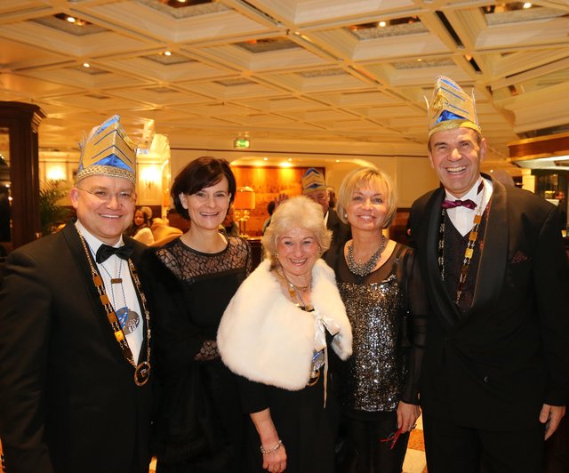 Nürnbergs CSU-Stadtrats-Chef Sebastian Brehm (l.) und Lebensgefährtin Barbara Hauerstein, Andreas Klier und Ehefrau Dana (2.v.r.) mit Ruth Renner. | Foto: © John R. Braun