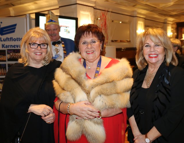 Judith Krüger (l.) und Sissy Kleinke-Kühnel (r.) mit Uschi Burger. | Foto: © John R. Braun