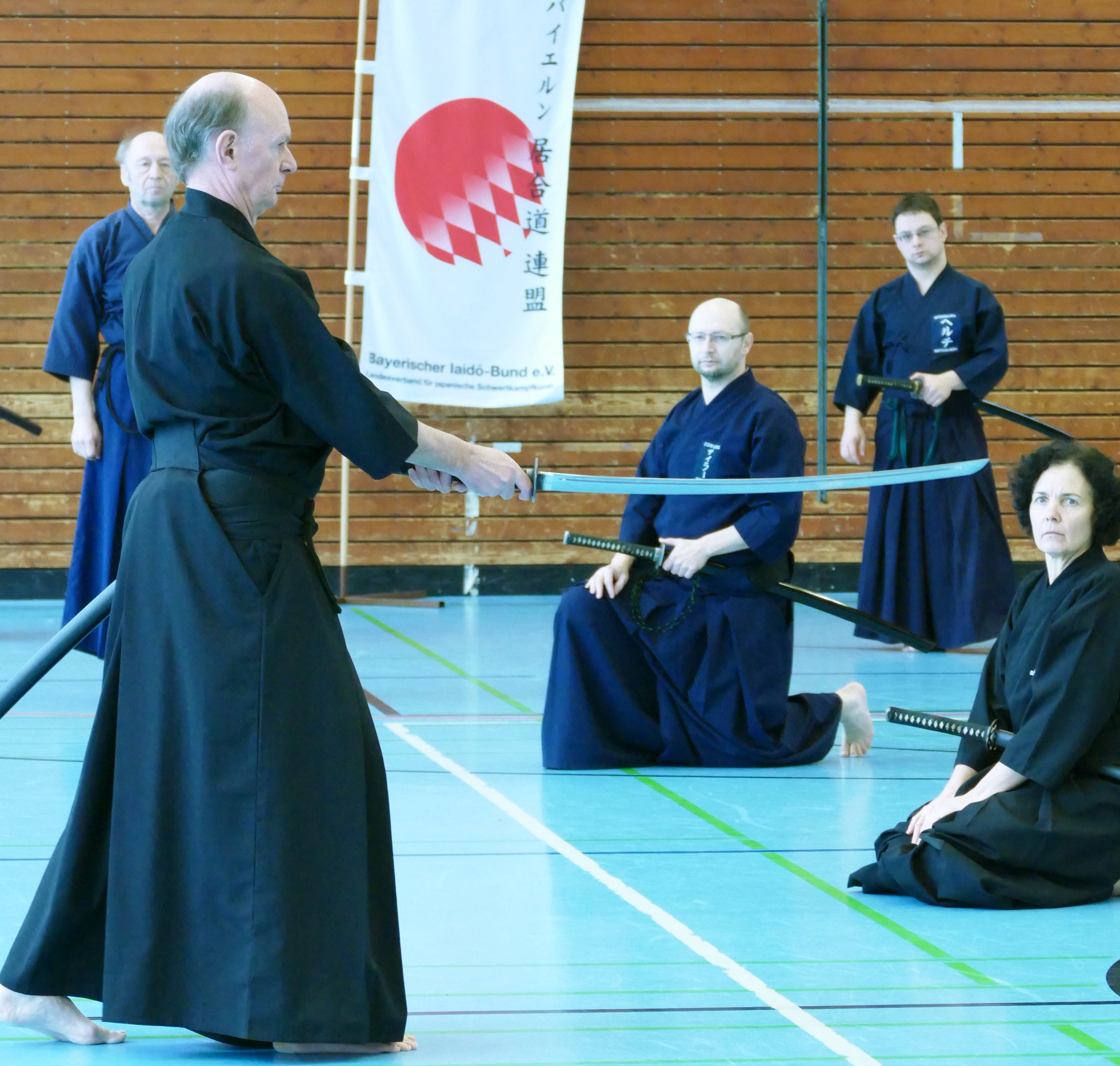 Rudi Müller (vorne links), 6. Dan Iaido, Renshi, Präsident des Bayerischen Iaido Bundes leitete den Lehrgang.