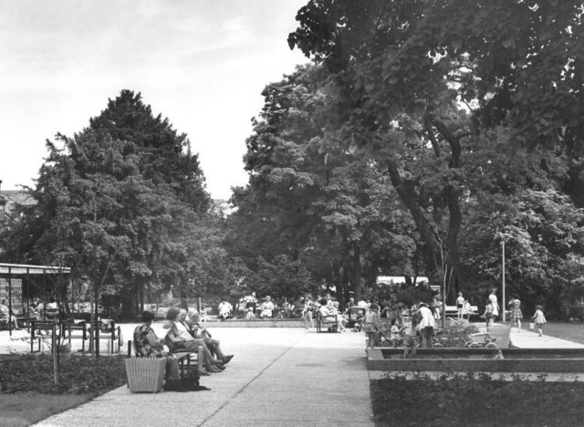 Der in den 60er Jahren entstandene Cramer-Klett-Park am Rand der östlichen Altstadt wurde von den Anwohnerinnen und Anwohnern gerne als Erholungs- und Spiel-Raum genutzt. Das Bild ist im Mai 1966 entstanden.