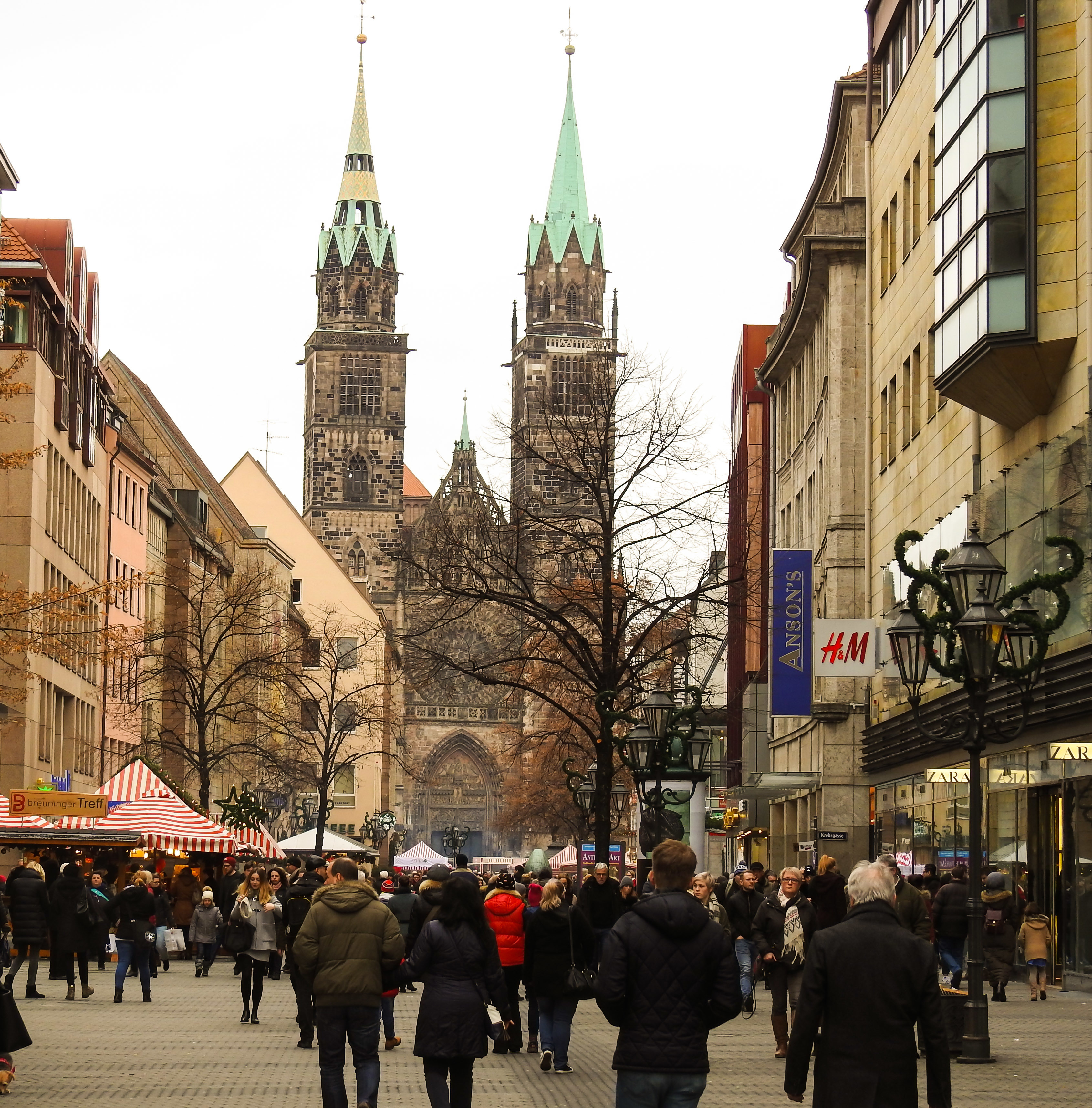 Zu Beginn des neuen Jahres zieht Nürnbergs Wirtschaftsreferent Dr. Michael Fraas Bilanz über die Wirtschaftsentwicklung der Stadt. Nürnberg hat in den vergangenen Jahren beim Bruttoinlandsprodukt kräftig zugelegt. Bei den Gewerbesteuereinnahmen war 2016 ein Rekordjahr seit der Jahrtausendwende. Gleichzeitig erreichte die Arbeitslosigkeit im Dezember 2016 mit 6,1 Prozent den tiefsten Stand seit mehr als 20 Jahren.