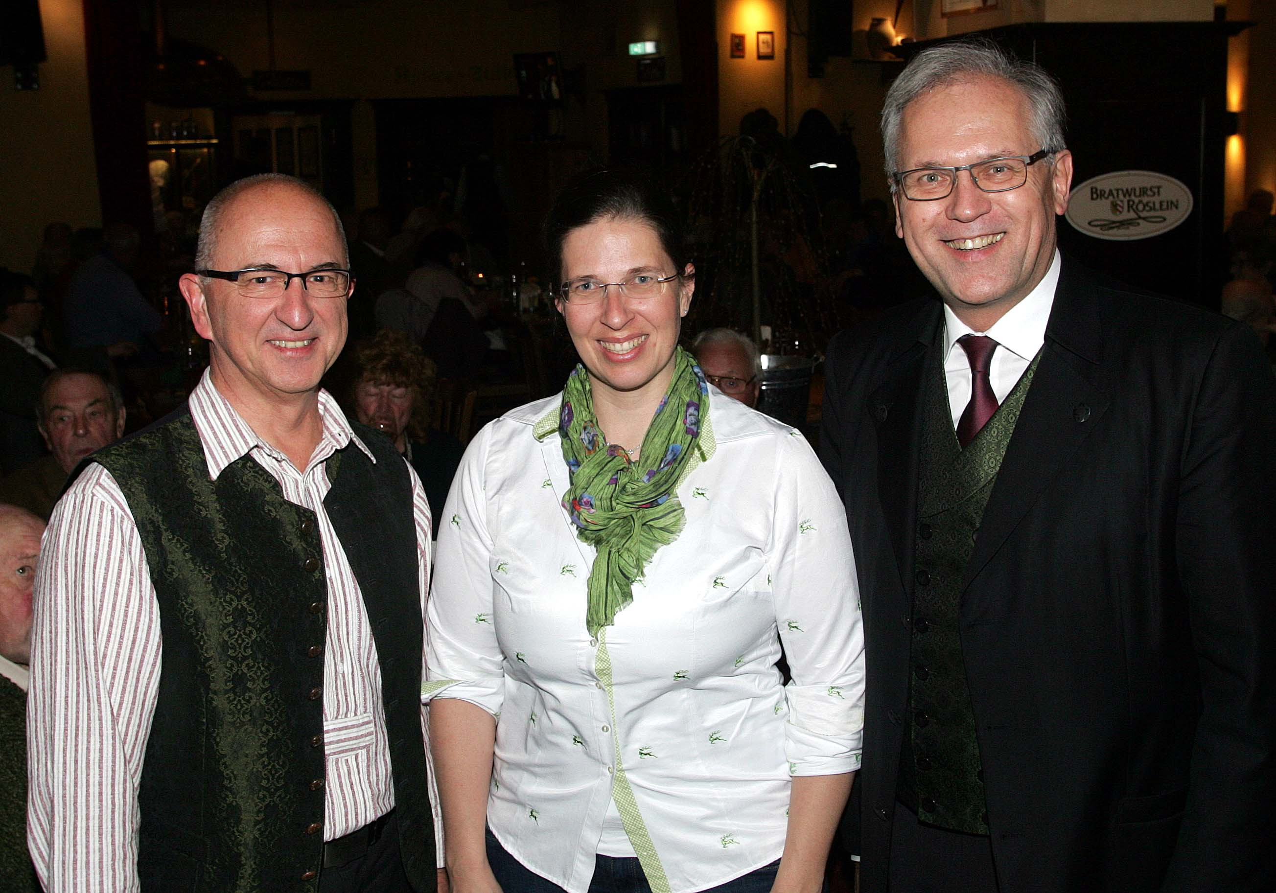 Schirmherr Bezirkstagspräsident Richard Bartsch (r.) mit Bezirksrätin Catrin Seel und Werner Bauer, Vorsitzender Arbeitskreis Fränkische Volksmusik.