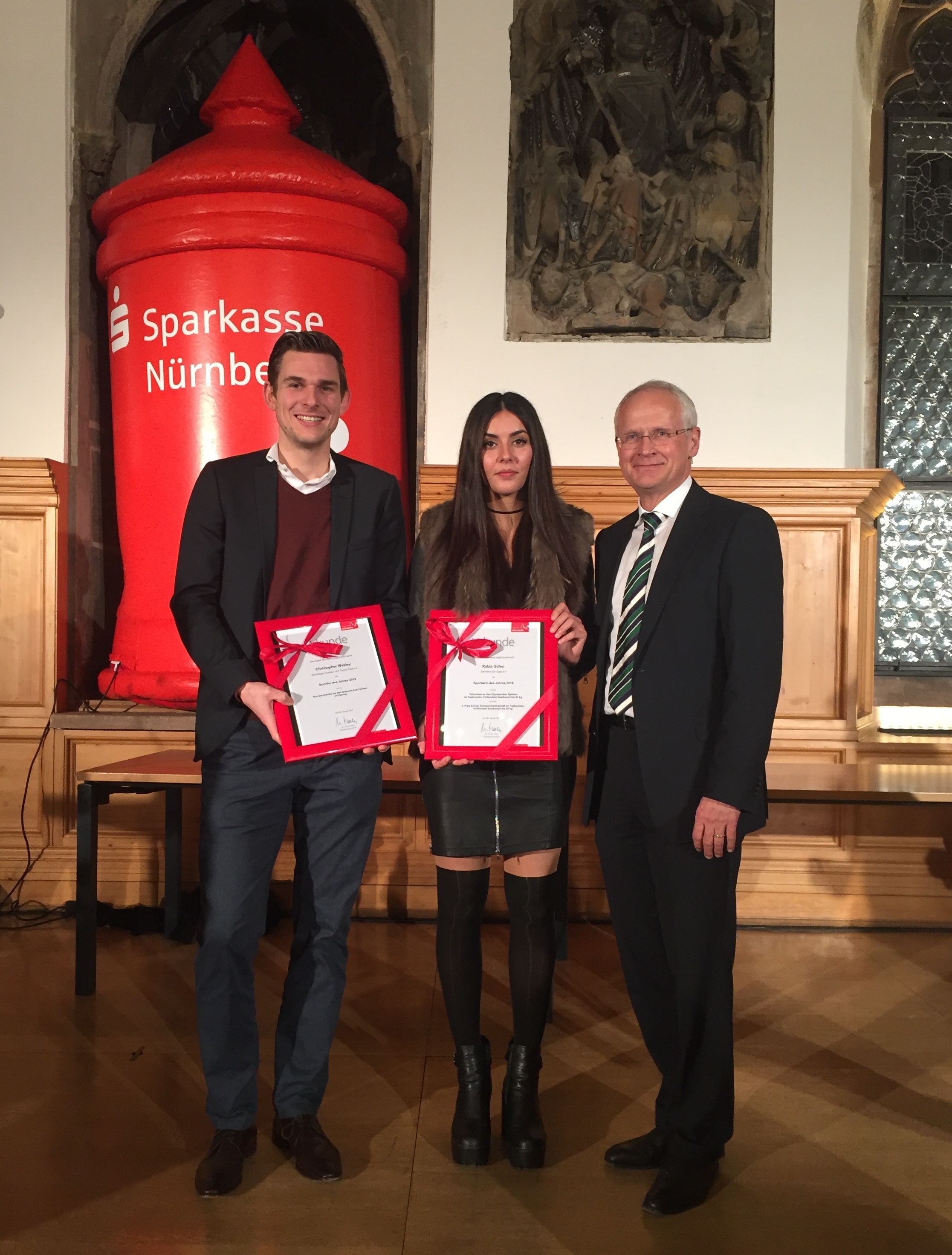 Sport-Bürgermeister Dr. Klemens Gsell (r.) gratulierte Christopher Wesley und Rabia Gülec zum Erfolg.