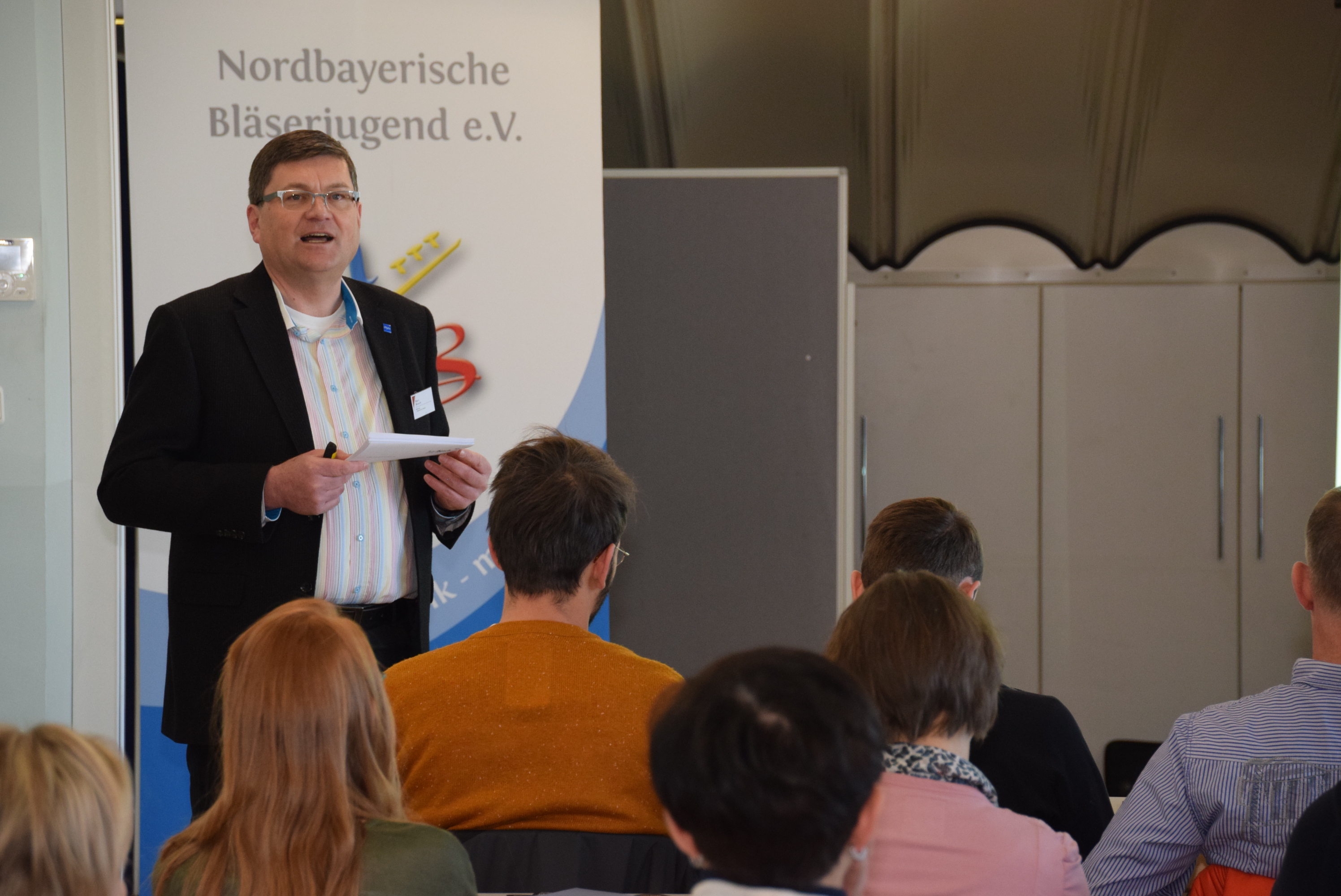 Geschäftsführer Andreas Kleinhenz vom Nordbayerischen Musikbund und der Nordbayerischen Bläserjugend eröffnete den 5. Kongress für Führungskräfte und Jugendleitungen in Musikvereinen in Geiselwind.