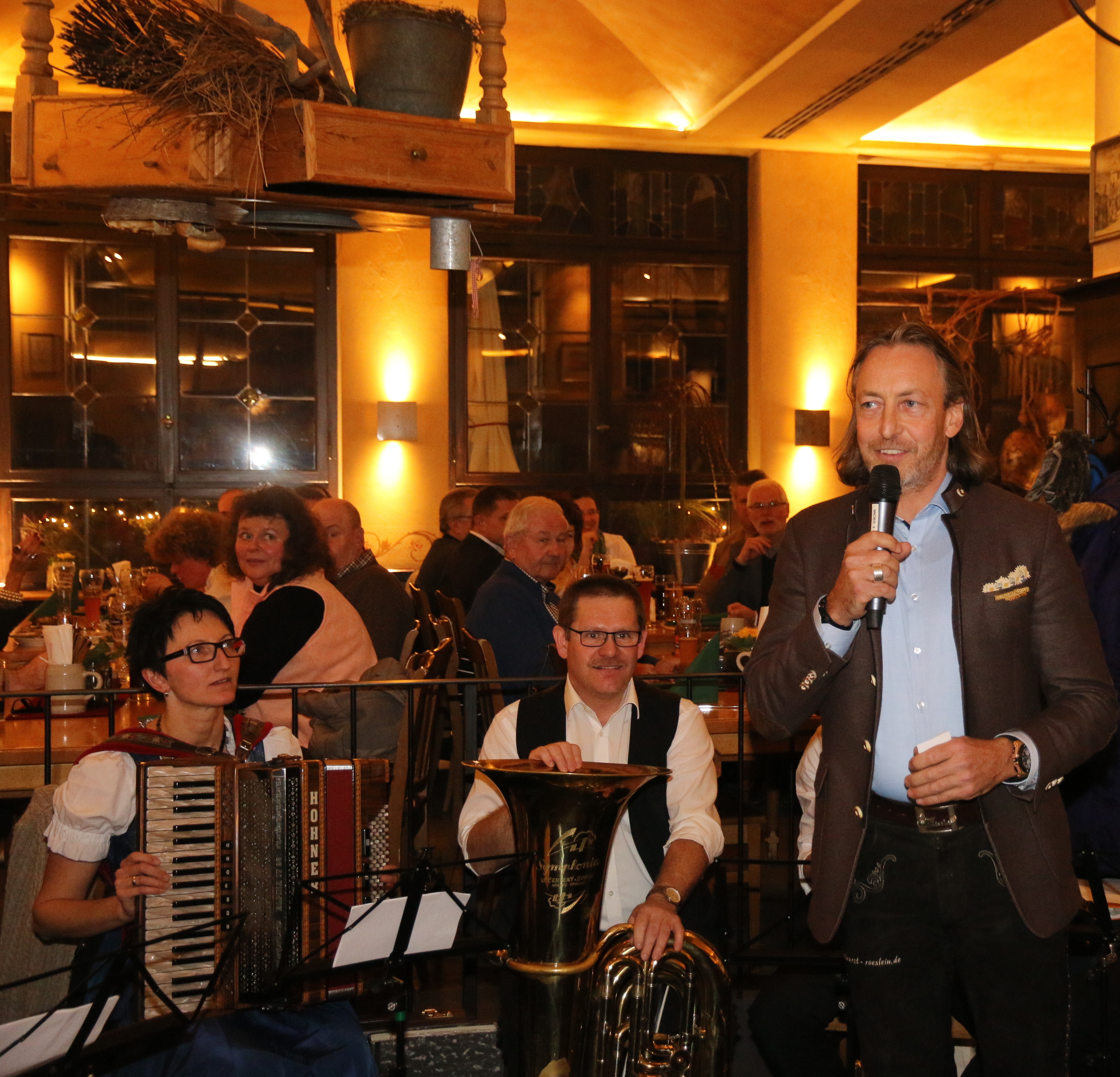 Bratwurst Röslein-Wirt Thomas Förster begrüßt die Gäste persönlich zur mittlerweile traditionellen Wirtshausmusik.
