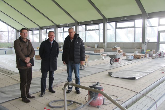 In wenigen Wochen soll hier wieder Badebetrieb herrschen. Kurz vor der Wiedereröffnung schaute sich OB Thomas Jung (M.) gemeinsam mit Wolfgang Greul von der infra sowie Betreiber Horst Kiesel (re.) im generalsanierten Stadelner Hallenbad um.