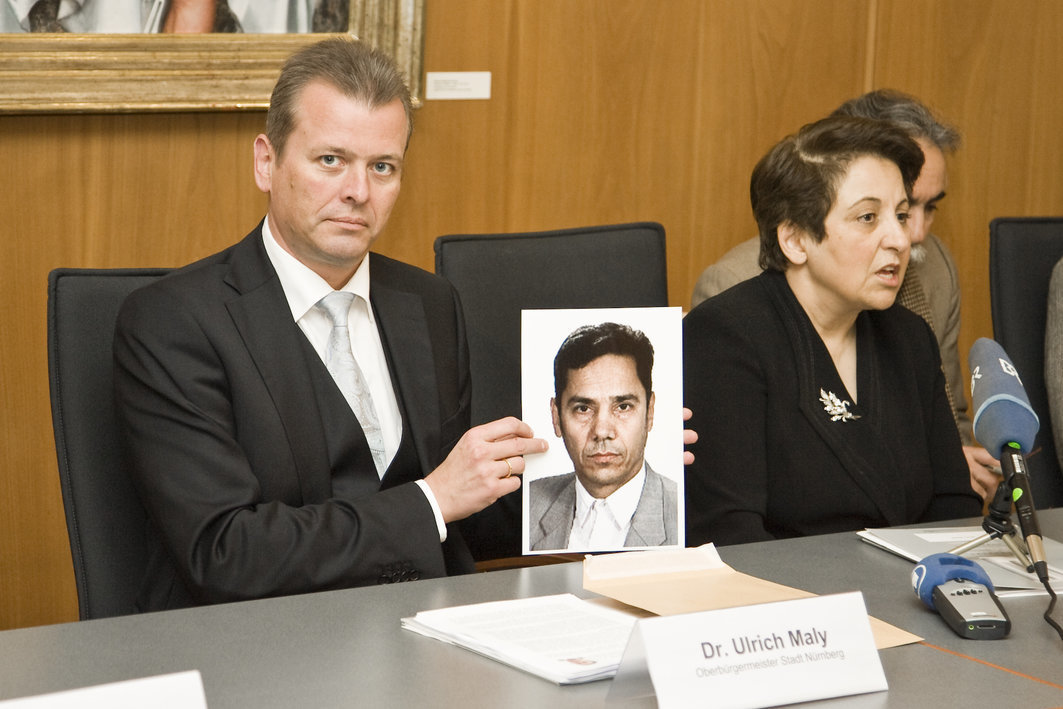 Oberbürgermeister Dr. Ulrich Maly mit dem Bild von Abdolfattah Soltani aus dem Iran. Bereits im Jahr 2014 verurteilte Maly aufs Schärfste die Übergriffe gegen politische Gefangene im Teheraner Evin-Gefängnis – darunter auch Abdolfattah Soltani, Träger des Internationalen Nürnberger Menschenrechtspreises 2009.