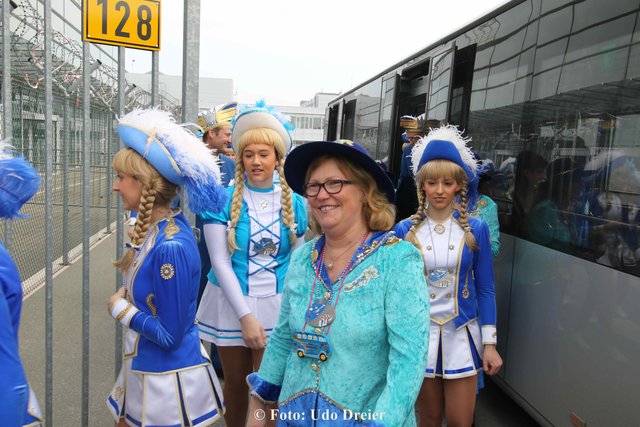 Gardemädchen bei dem Flughafenrundgang.