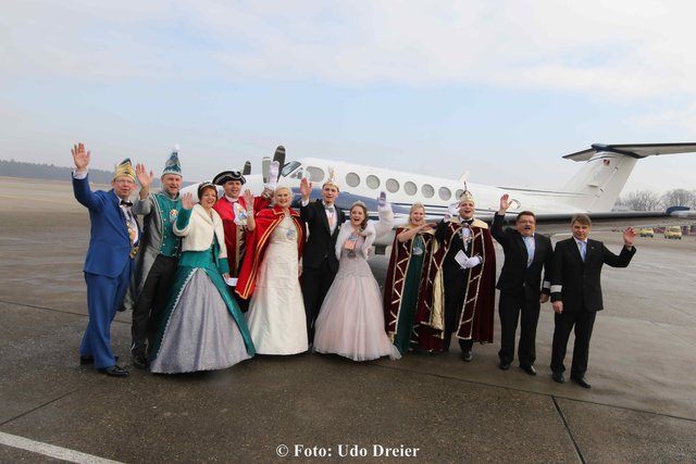(v.l.) Luftflotte Präsident Jörg Philips mit den Prinzenpaaren Christan I. und Tina I. aus Markt Erlbach,  Marktgraf Thomas und Marktgräfin Margit von der Narrlangia Rot-Weiss e.V. aus Erlangen, Andreas II. und Tatjana I. aus Nürnberg, Matthias II. und Manuela I. von der KG Treuchtlingen sowie die Piloten Erwin und Herbert Rossgoderer.