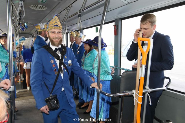 Busfahrt zum Flugzeug.