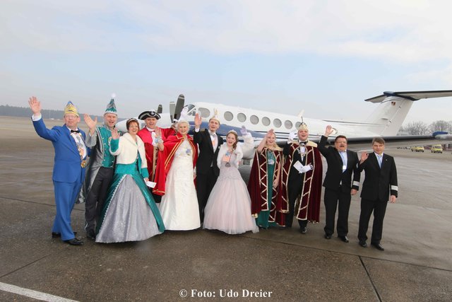 v.l. Luftflotte Präsident Joerg Philips mit den Prinzenpaaren Christan I. und Tina I. aus Markt Erlbach,  Marktgraf Thomas und Marktgräfin Margit von der Narrlangia Rot-Weiss e.V. aus Erlangen, Andreas II und Tatjana I aus Nürnberg, Matthias II. und Manuela I. von der KG Treuchtlingen sowie die Piloten Erwin und Herbert Rossgoderer -    Foto: Udo Dreier - 29.01.2017 - Nürnberg/Flughafen - Die Nürnberger Luftflotte des Prinzen Karneval hob am Sonntag wieder ab zum berühmten Prinzenflug. Nachdem die Fränk