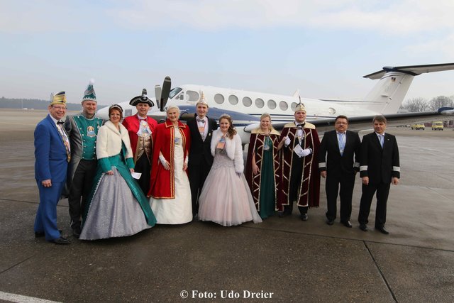 (v.l.) Luftflotte Präsident Jörg Philips mit den Prinzenpaaren Christan I. und Tina I. aus Markt Erlbach,  Marktgraf Thomas und Marktgräfin Margit von der Narrlangia Rot-Weiss e.V. aus Erlangen, Andreas II. und Tatjana I. aus Nürnberg, Matthias II. und Manuela I. von der KG Treuchtlingen sowie die Piloten Erwin und Herbert Rossgoderer.
   

Foto: Udo Dreier - 29.01.2017 - Nürnberg/Flughafen - 
Die Nürnberger Luftflotte des Prinzen Karneval hob am Sonntag wieder ab zum berühmten Prinzenflug. Nachdem die Fr
