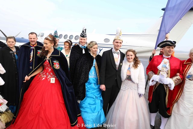 Prinzenpaare beim Prinzenflug am Airport.