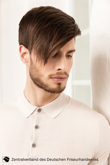 Zu kurzen Seitenpartie kombiniert Mann in der kommenden Saison überlanges Deckhaar, das gerne wieder im Gesicht getragen wird. | Foto: Erwin Wenzel, Düsseldorf / © Zentralverband Friseurhandwerk, Köln