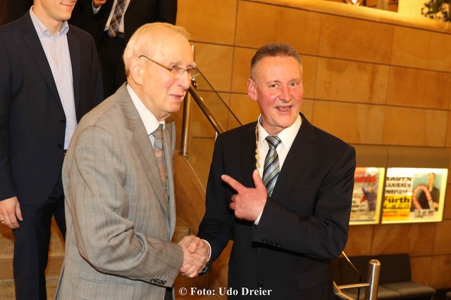 Rund 1.000 Gäste aus Politik, Wirtschaft, Kultur, von Vereinen und Verbänden - hier Hatto Bauer, Vorsitzender der Karl und Anna Leupold-Stiftung (li.) -  waren der Einladung zum Jahresgespräch 2017 der Stadt Fürth gefolgt. | Foto: Udo Dreier