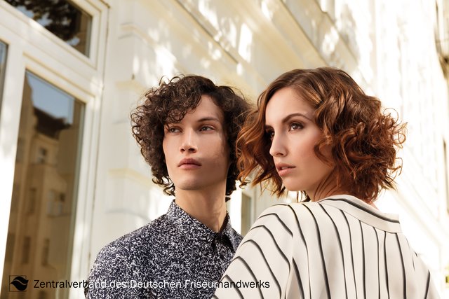 Durch formschöne Locken wird der Short Shag zum Wavy Bob. | Foto: Erwin Wenzel, Düsseldorf / © Zentralverband Friseurhandwerk, Köln