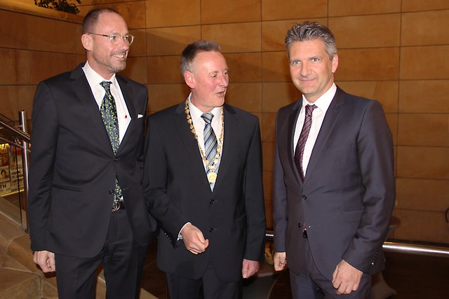 Prof. Dr. Klaus L. Wübbenhorst (li.) mit OB Thomas Jung und Ralf Schepull (re.) BMW Niederlassungsleiter Nürnberg | Foto: Tom Schreiner