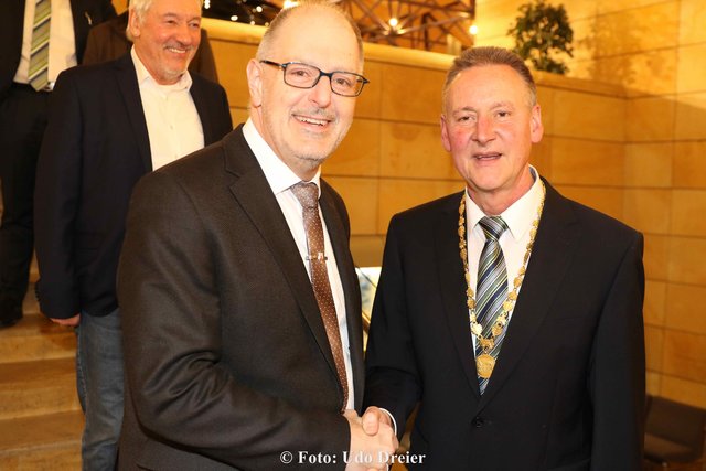 Rund 1.000 Gäste aus Politik, Wirtschaft, Kultur, von Vereinen und Verbänden  - hier Zirndorfs Erster Bürgermeister Thomas Zwingel (li.) waren der Einladung zum Jahresgespräch 2017 der Stadt Fürth gefolgt. | Foto: Udo Dreier