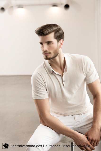 Zu kurzen Seitenpartie kombiniert Mann in der kommenden Saison überlanges Deckhaar, das gerne wieder im Gesicht getragen wird. | Foto: Erwin Wenzel, Düsseldorf / © Zentralverband Friseurhandwerk, Köln