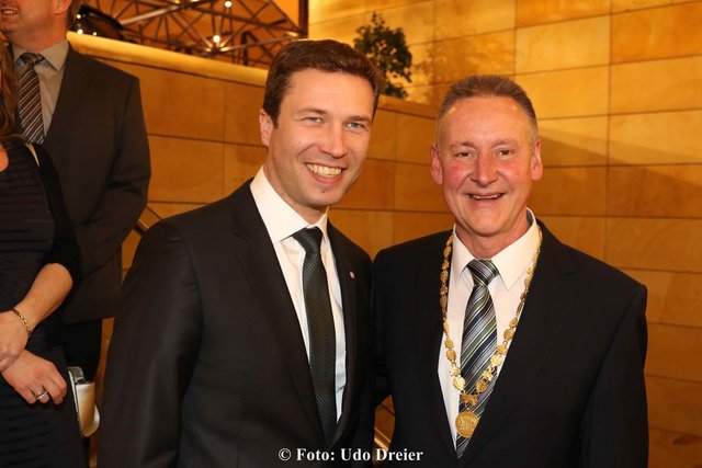 Rund 1.000 Gäste aus Politik, Wirtschaft, Kultur, von Vereinen und Verbänden - hier Fürths Landrat Matthias Dießl (li.) -  waren der Einladung zum Jahresgespräch 2017 der Stadt Fürth gefolgt. | Foto: Udo Dreier