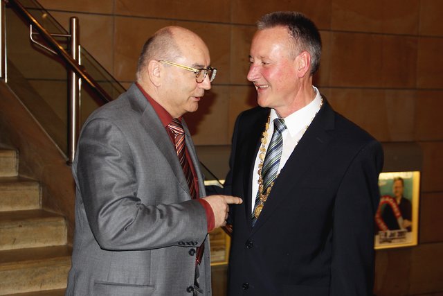 Wilhelm Graf, Autohaus Graf, im Plausch mit OB Thomas Jung (re.) | Foto: Tom Schreiner