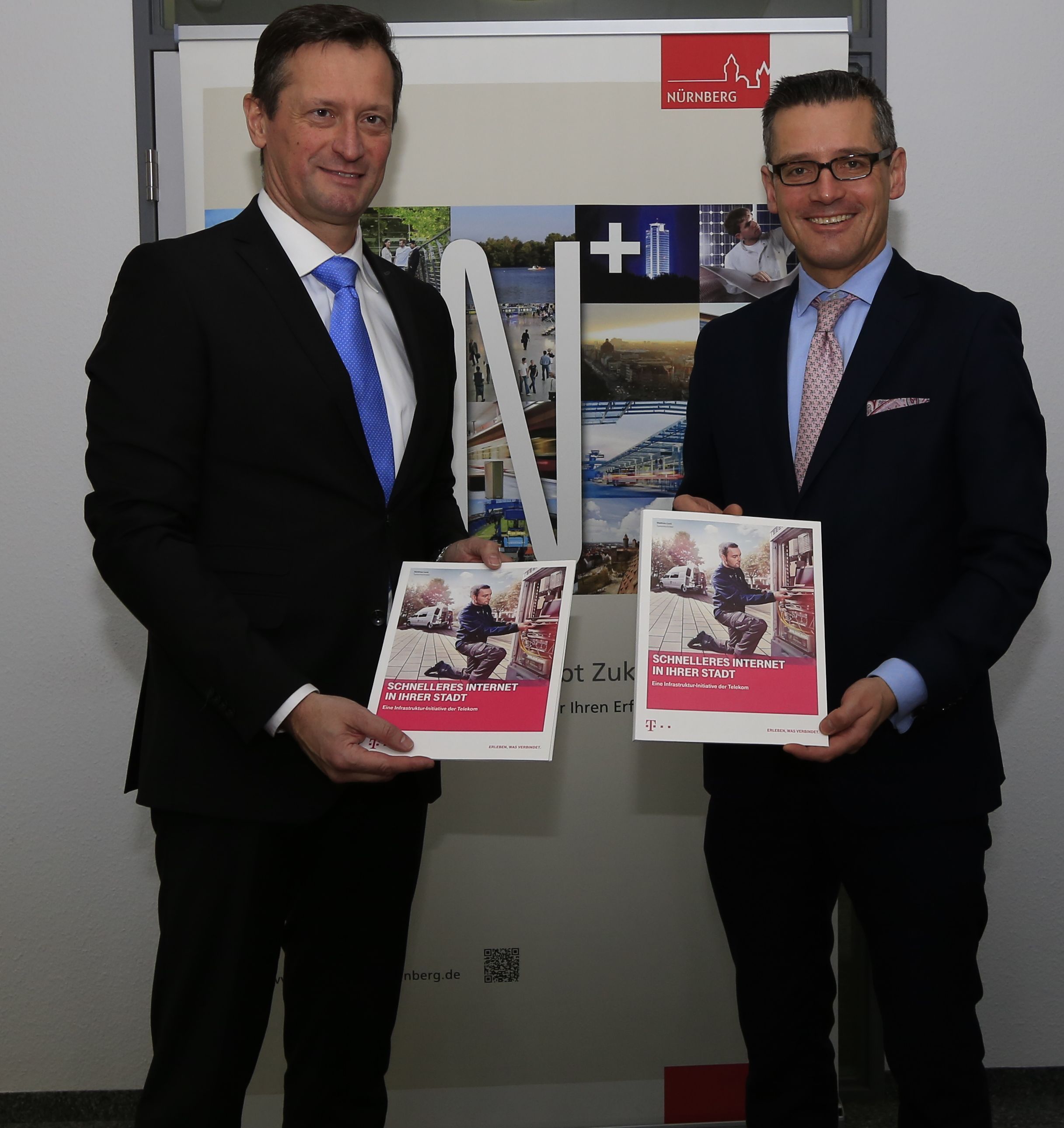 Werner Prucker (l.), Leiter Technik Nürnberg, Deutsche Telekom AG, und Dr. Michael Fraas, Wirtschaftsreferent der Stadt Nürnberg, bei der Vertragsunterzeichnung zum Breitbandausbau am 1. Februar 2017 im Wirtschaftsrathaus der Stadt Nürnberg.
