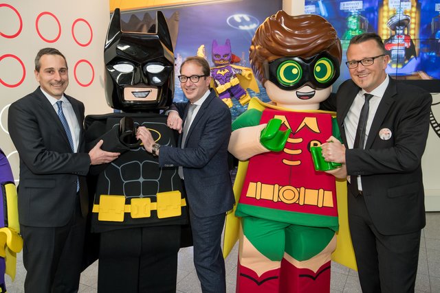 Bundesverkehrsminister Alexander Dobrindt hat am Donnerstag auf Einladung des DVSI die Spielwarenmesse in Nürnberg besucht - (v.r.) Ulrich Brobeil, Alexander Dobrindt, Frédéric Lehmann.
