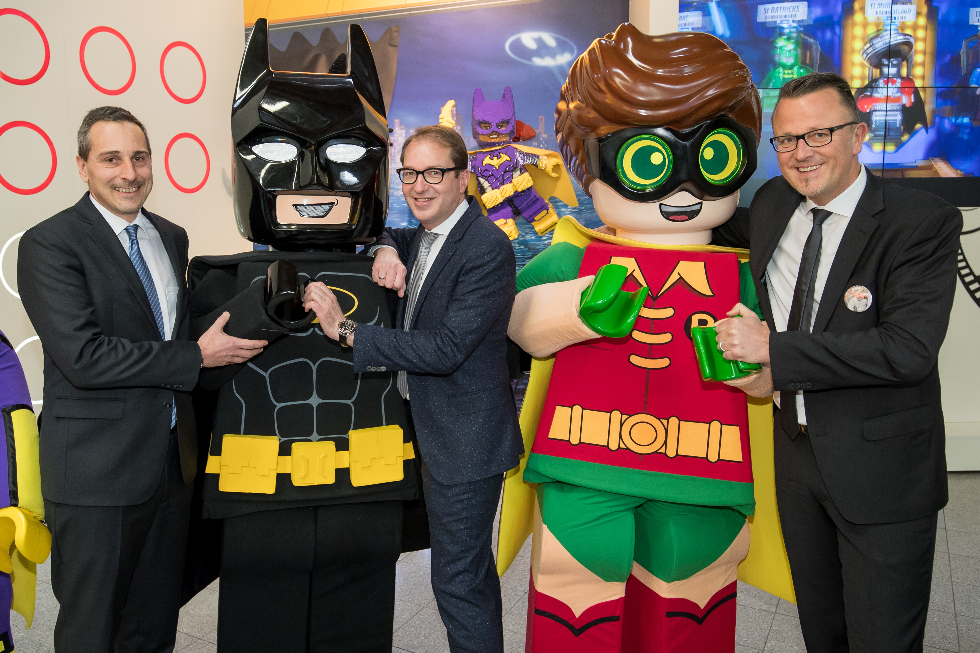 Bundesverkehrsminister Alexander Dobrindt hat am Donnerstag auf Einladung des DVSI die Spielwarenmesse in Nürnberg besucht - (v.r.) Ulrich Brobeil, Alexander Dobrindt, Frédéric Lehmann.