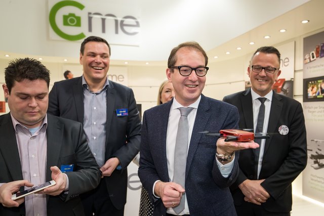 Bundesverkehrsminister Alexander Dobrindt hat am Donnerstag auf Einladung des DVSI die Spielwarenmesse in Nürnberg besucht - (v.r.) Ulrich Brobeil, Alexander Dobrindt, Stefan Krings. | Foto: DVSI