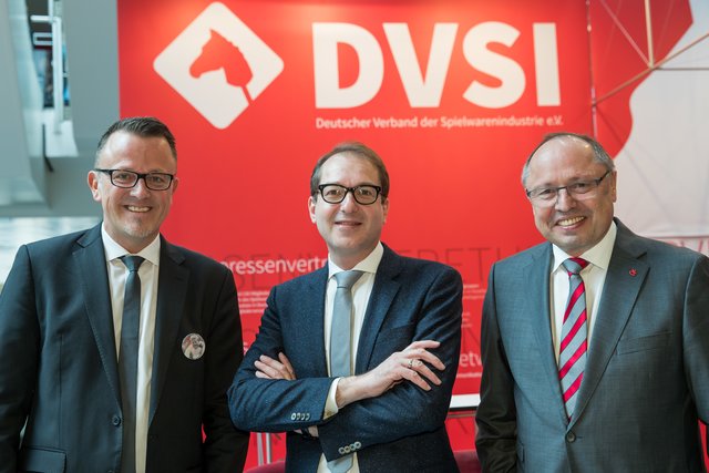 Bundesverkehrsminister Alexander Dobrindt hat am Donnerstag auf Einladung des DVSI die Spielwarenmesse in Nürnberg besucht - (v.r.)  Ernst Kick, Alexander Dobrindt, Ulrich Brobeil. | Foto: DVSI