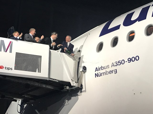 Oberbürgermeister Dr. Ulrich Maly (r.) und Staatsminister Dr. Markus Söder (2.v.r.) taufen den neuen Lufthansa Airbus A350-900 auf den Namen ,,Nürnberg". | Foto: Bayerisches Staatsministerium der Finanzen, für Landesentwicklung und Heimat