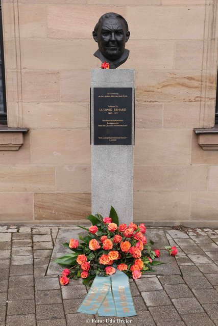 Etliche Prominente Fürther gedachten vor der Büste Ludwig Erhards des großen Sohnes der Stadt Fürth. Am 4. Februar wäre er 120 Jahre alt geworden. | Foto: Udo Dreier
