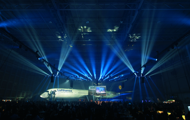 Mit einer eindrucksvollen Lichtshow und einer feierlichen Enthüllung in der Lufthansa Technikhalle München wurde die A350-900 gestern der Öffentlichkeit vorgestellt. | Foto: Stephan Goerlich / FMG