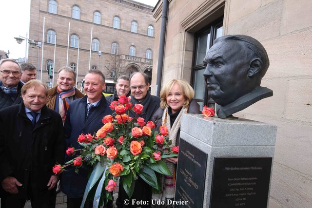Etliche Prominente Fürther gedachten vor der Büste Ludwig Erhards des großen Sohnes der Stadt Fürth. Am 4. Februar wäre er 120 Jahre alt geworden. | Foto: Udo Dreier