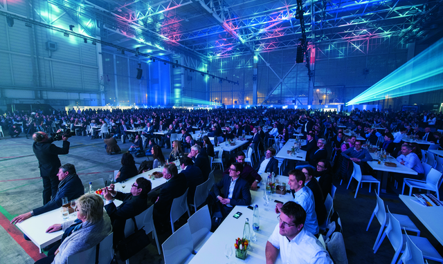 Mit einer eindrucksvollen Lichtshow und einer feierlichen Enthüllung in der Lufthansa Technikhalle München wurde die A350-900 gestern der Öffentlichkeit vorgestellt. | Foto: Stephan Goerlich / FMG