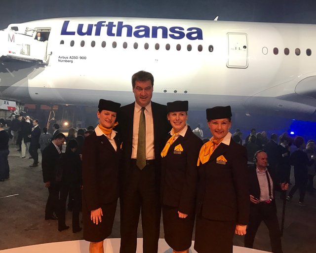 Dr. Markus Söder freut sich besonders darüber, dass das innovativste Flugzeug am Flughafen München ,,Nürnberg" heißt. | Foto: Bayerisches Staatsministerium der Finanzen, für Landesentwicklung und Heimat