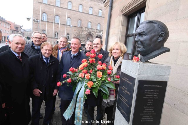 Etliche Prominente Fürther gedachten vor der Büste Ludwig Erhards des großen Sohnes der Stadt Fürth. Am 4. Februar wäre er 120 Jahre alt geworden. | Foto: Udo Dreier