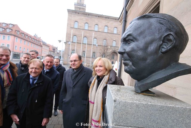 Etliche Prominente Fürther gedachten vor der Büste Ludwig Erhards des großen Sohnes der Stadt Fürth. Am 4. Februar wäre er 120 Jahre alt geworden. | Foto: Udo Dreier