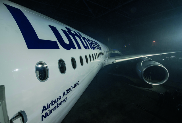 Mit einer eindrucksvollen Lichtshow und einer feierlichen Enthüllung in der Lufthansa Technikhalle München wurde die A350-900 gestern der Öffentlichkeit vorgestellt. | Foto: Stephan Goerlich / FMG