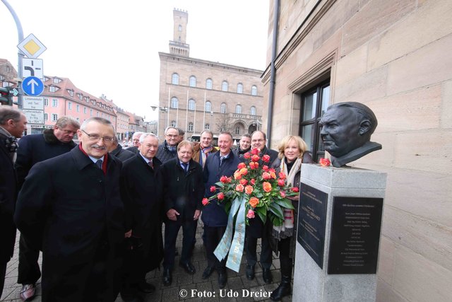 Etliche Prominente Fürther gedachten vor der Büste Ludwig Erhards des großen Sohnes der Stadt Fürth. Am 4. Februar wäre er 120 Jahre alt geworden. | Foto: Udo Dreier