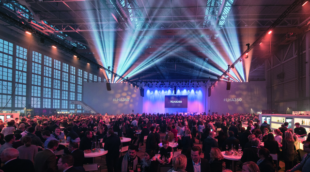 Mit einer eindrucksvollen Lichtshow und einer feierlichen Enthüllung in der Lufthansa Technikhalle München wurde die A350-900 gestern der Öffentlichkeit vorgestellt. | Foto: Stephan Goerlich / FMG