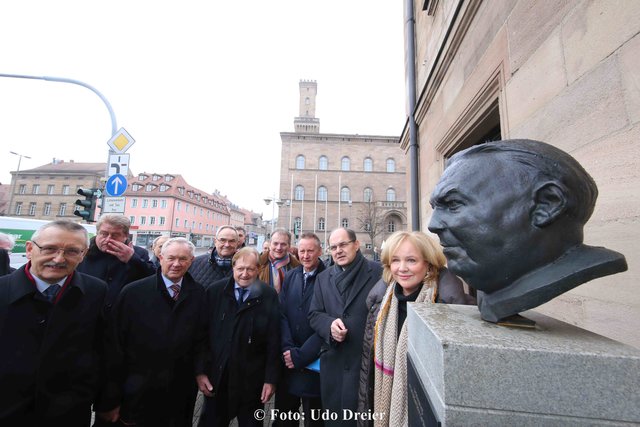 Etliche Prominente Fürther gedachten vor der Büste Ludwig Erhards des großen Sohnes der Stadt Fürth. Am 4. Februar wäre er 120 Jahre alt geworden. | Foto: Udo Dreier
