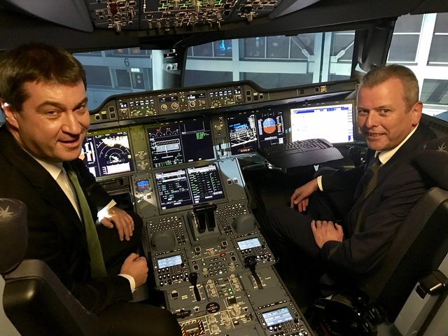 Finanz- und Heimatminister Dr. Markus Söder (l.) mit Taufpate Oberbürgermeister Dr. Ulrich Maly im Cockpit des nagelneuen A350-900 mit dem Namen ,,Nürnberg". | Foto: Bayerisches Staatsministerium der Finanzen, für Landesentwicklung und Heimat