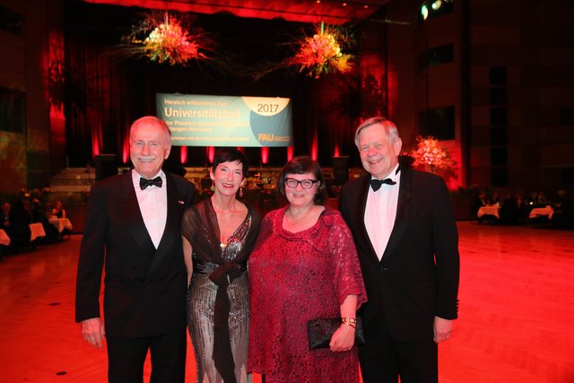 MdL Karl Freller (r.) mit Ehefrau Monika (2.v.r.) und Bernd Diederichs, Ex-Messechef, mit Ehefrau Corinna. | Foto: John R. Braun