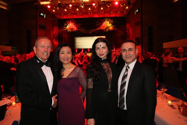 Unternehmer Hans Geis (l.) mit Ehefrau Catherine Xue Dong-Geis (2.v.l.) und Yavuz Kül, Türkischer Generalkonsul, mit Ehefrau Hülga Kül. | Foto: John R. Braun