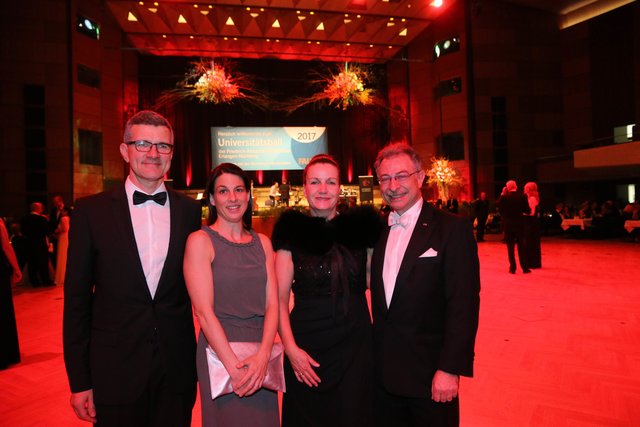 FAU-Vizepräsident Prof. Dr. Friedrich Paulsen (l.) und Ehefrau Dana (2.v.l.) mit BDI-Präsident Prof. Dieter Kempf und Lebensgefährtin Anke Buddenberg. | Foto: Udo Dreier / bayernpress