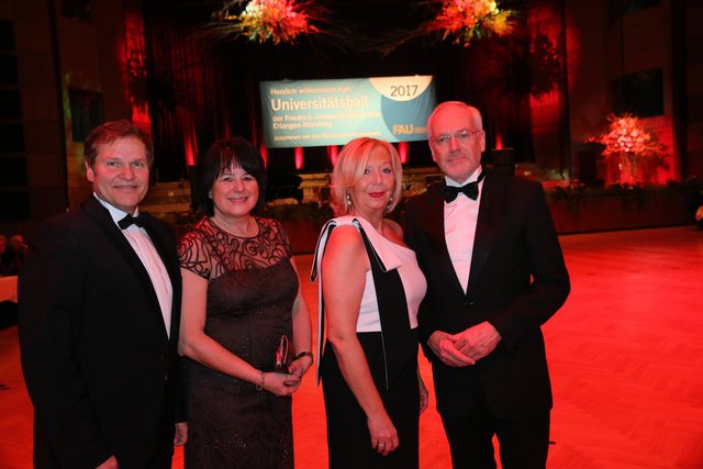 MdL Hermann Imhof (l.) mit Ehefrau Sonja und TH-Präsident Prof. Dr. Michael Braun und Ehefrau Gabriele. | Foto: Udo Dreier / bayernpress