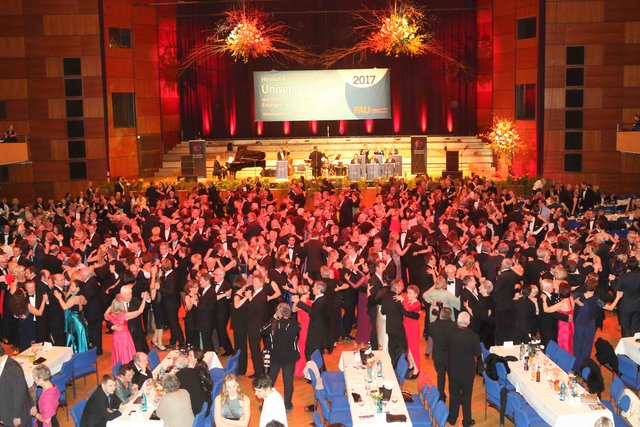 Die Gäste tanzen zu den Klängen von Max Barnabas und seinem Revueorchester. | Foto: Udo Dreier / bayernpress